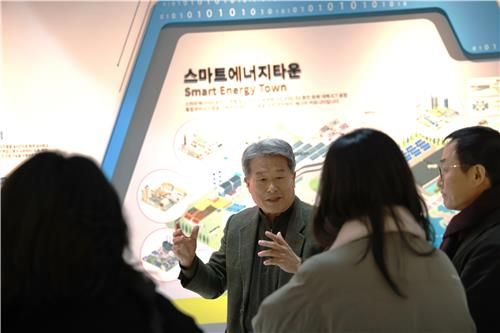 제주도의 대체에너지사업에 대해 설명하는 박길승 도슨트(75)