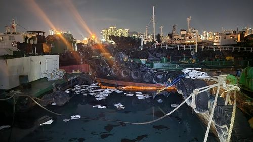 유출된 기름 방제 작업하는 모습