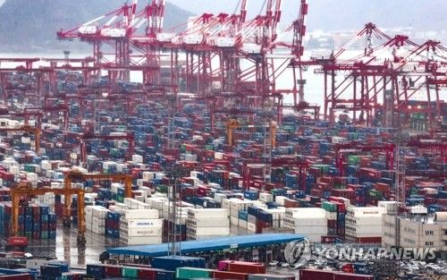 하역 분주한 신선대부두