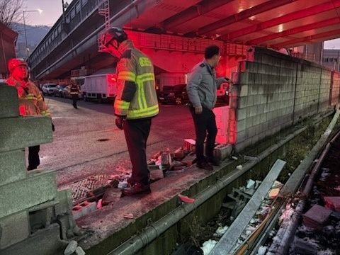 1호선 금천구청역서 승용차-전철 충돌