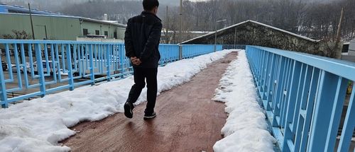 제설작업 마무리 아쉬운 보행육교 