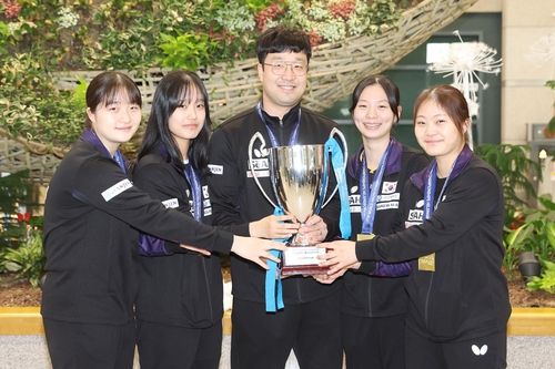 우승 트로피 함께한 U-19 주니어 여자대표팀 여인호(중앙) 코치와 선수들