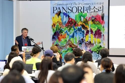 전시설명하는 예술감독