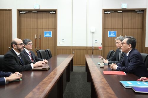 바야스 의장과 면담하는 조태열 외교부 장관