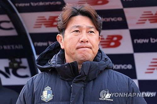 경기 시작 기다리는 김도균 감독