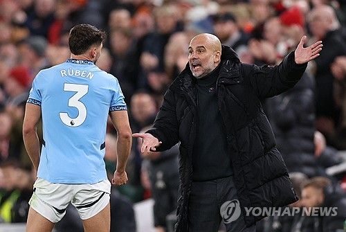 작전 지시를 내리는 페프 과르디올라 감독