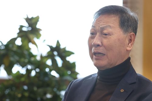 인터뷰하는 강태선 회장