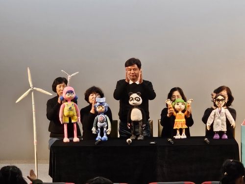 (제주=연합뉴스) 오진송 기자 = 인형극 배우로 일하는 노인 일자리 사업 참여자들이 지난달 29일 제주에너지공사 CFI에너지미래관에서 공연을 마친 후 관객들에게 인사하고 있다. 2024.11.29 dindong@yna.co.kr