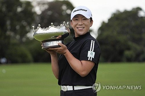 우승컵을 든 신지애