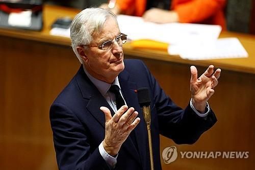 하원에서 연설하는 미셸 바르니에 프랑스 총리