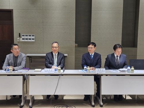 기자들과 간담회서 발언하는 김영준 주상하이총영사