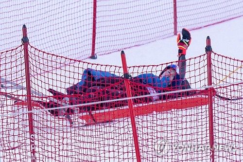 코스에서 넘어진 후 실려 나가는 시프린