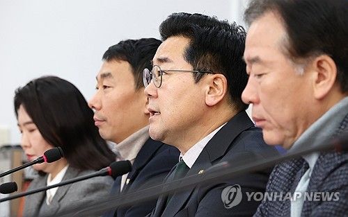 기자간담회에서 발언하는 박찬대 원내대표