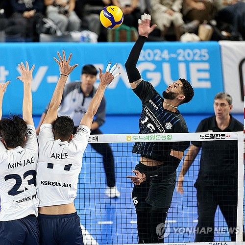 공격하는 현대캐피탈 레오