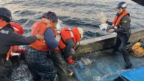 사고 선박 배수 작업하는 울산해경