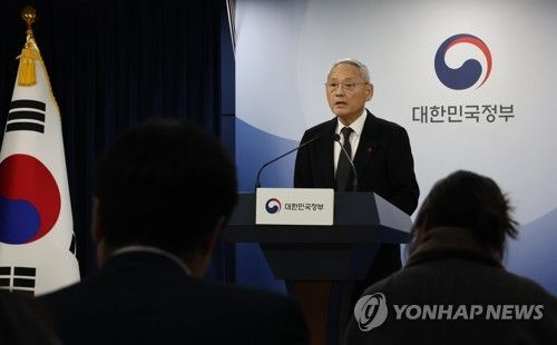 국민께 드리는 말씀 발표하는 유인촌 장관