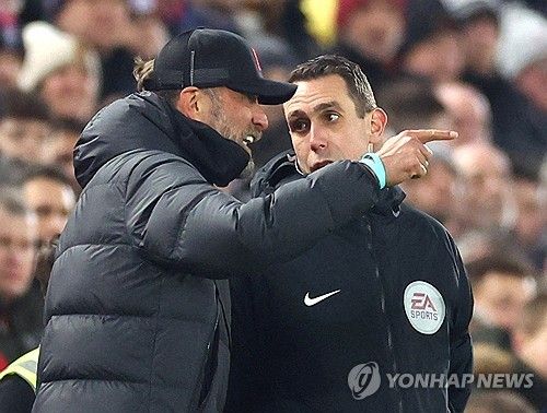 클롭 감독과 경기 중 대화 나누는 쿠트 심판