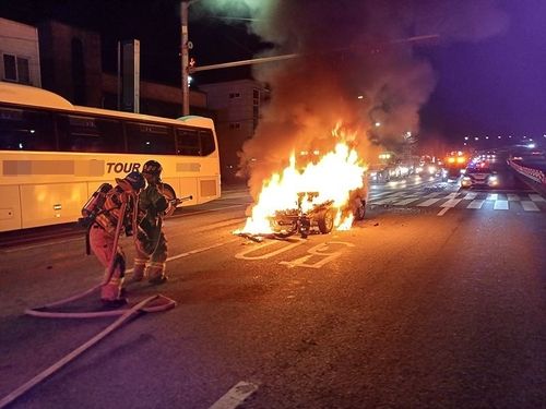 교통사고 직후 불난 베뉴 차량