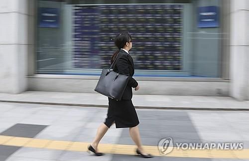 일본 도쿄 거리 걷는 여성
