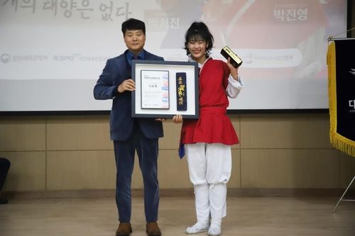 여자부 천하택견명인에 오른 이보현(오른쪽)