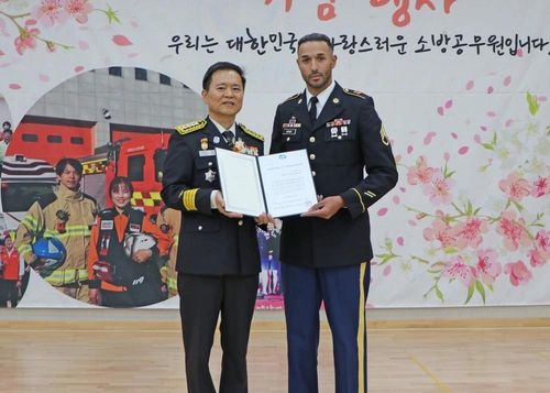 감사장 받는 미8군 크래스(오른쪽) 하사