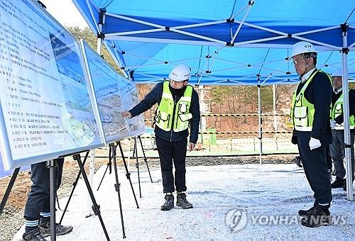 춘천-속초 철도건설 공사 진행 상황 보고받는 최상목 부총리