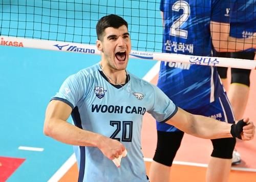 V리그 데뷔전을 치른 우리카드의 니콜리치