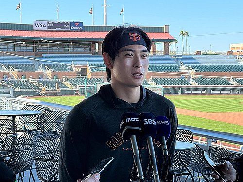 취재진과 인터뷰하는 이정후