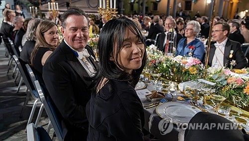 노벨상 연회 참석한 한강 작가