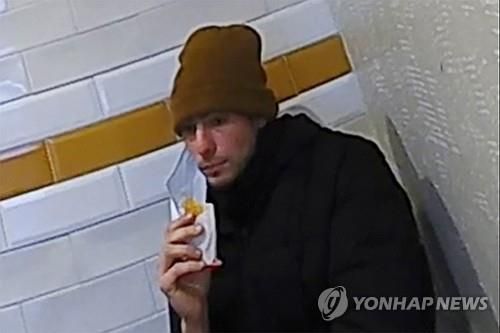 미 보험사 CEO 살해 용의자 루이지 만조니의 체포 전 모습