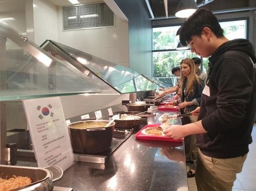 브라질 상파울루 현지 학교 내 한식 급식