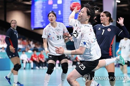 파리올림픽 노르웨이전 슛을 던지는 우빛나