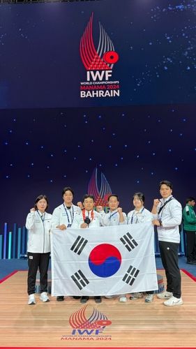 2024 세계역도선수권 남자 73㎏급 용상 은메달을 딴 이상연(왼쪽 세 번째)