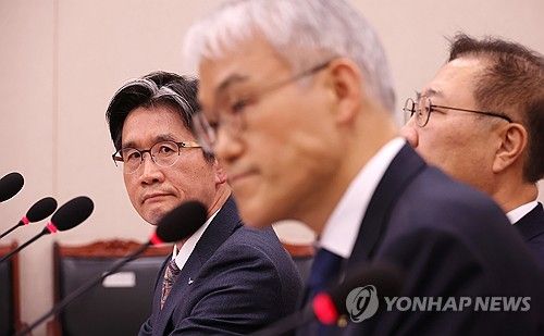 천대엽 법원행정처장 바라보는 오동운 공수처장