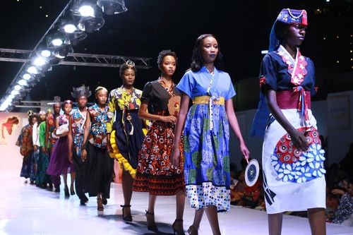 탄자니아 '스와힐리 패션위크 2024' 무대에 오른 한복들. 