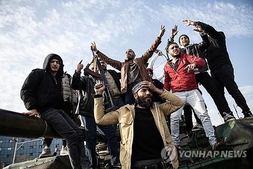 반군의 다마스쿠스 장악 축하하는 사람들