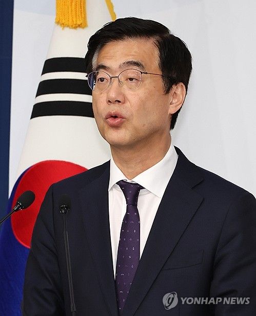 브리핑하는 이재웅 대변인