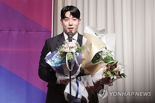 수상 소감 말하는 원태인