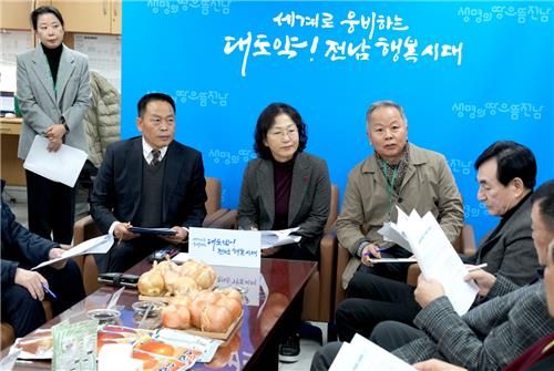 양파 가공제품 설명하는 전남농업기술원