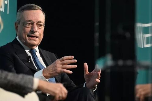 ISPI 시상식에서 발언하는 드라기 전 이탈리아 총리