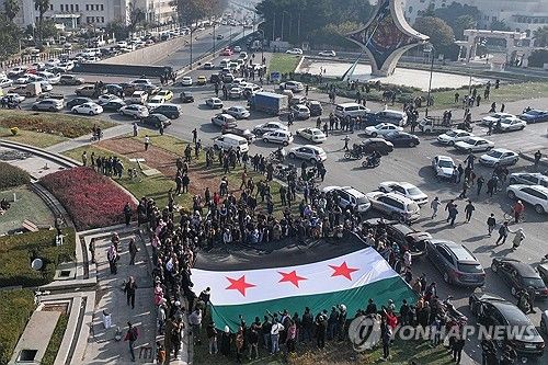 (AFP 다마스쿠스=연합뉴스) 9일(현지시간) 시리아 다마스쿠스 우마이야드 광장에서 반군 깃발을 흔들며 아사드 정권 몰락을 기뻐하는 시민들.2024.12.10 photo@yna.co.kr