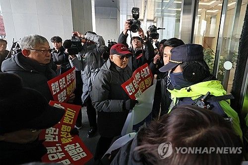 박선영 신임 진실화해위원장 취임식 진입 저지당하는 국가폭력피해범국민연대