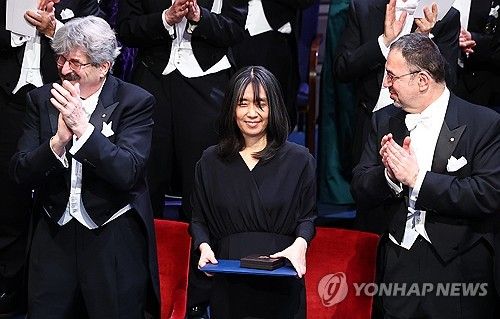 웃음 짓는 한강 작가