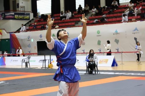 천하택견명인전에서 승리 후 기뻐하는 박진영