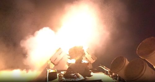 시리아 항구 향해 불 뿜는 이스라엘 해군 미사일함