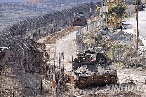 시리아와의 충돌을 막기 위해 합의된 골란고원 내 비무장지대에 탱크 몰고 들어가는 이스라엘군[신화 연합뉴스. 재판매 및 DB 금지]