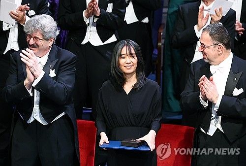 노벨문학상 수상에 환하게 웃는 한강 작가