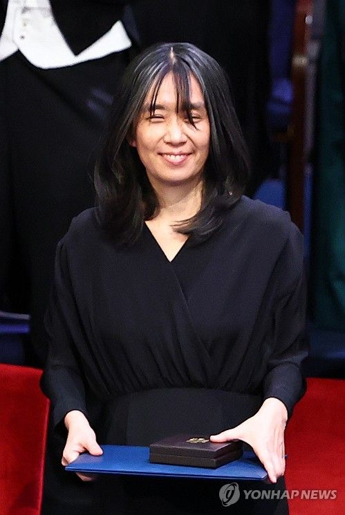 환하게 웃는 한강 작가