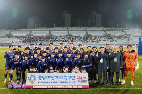 충남아산FC 플레이오프 1차전 출전 직전 기념촬영 모습
