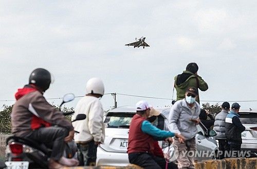 착륙하는 대만 공군 미라주 2000 전투기
